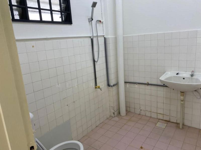 Rumah Flat untuk Dijual di Taman Molek - Melinda Ee - Bathroom - PropertyGuru.com.my