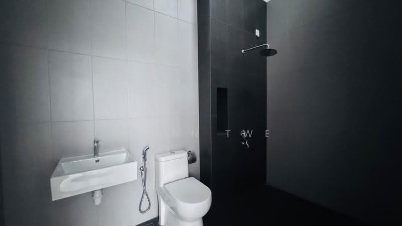 Rumah Teres 2-Tingkat untuk Disewa di Taman Mount Austin (Tebrau) - Glenn Twe - Bathroom - PropertyGuru.com.my