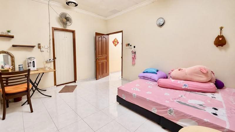 2-storey Terraced House for Sale in Taman Pelangi (Johor Bahru) - Janice . - Bedroom - PropertyGuru.com.my
