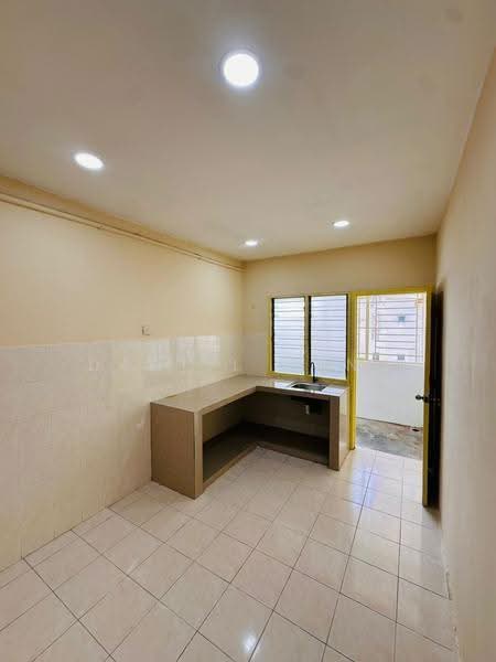 Flat for Sale at Seri Kembangan Apartment - Daniel Yong - Kitchen - PropertyGuru.com.my