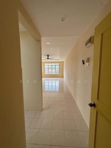 Flat for Sale at Seri Kembangan Apartment - Daniel Yong - Corridor - PropertyGuru.com.my