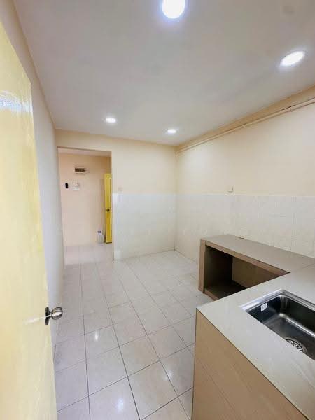 Flat for Sale at Seri Kembangan Apartment - Daniel Yong - Kitchen - PropertyGuru.com.my