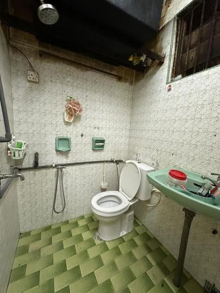 Flat for Sale at Flat Taman Ungku Tun Aminah - Shieh Long Chen - Bathroom - PropertyGuru.com.my