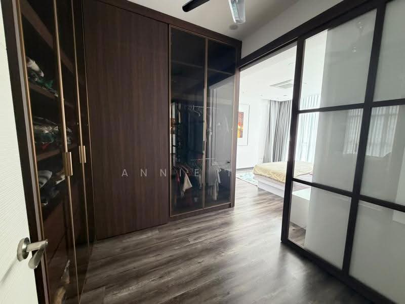 Walk-in wardrobe