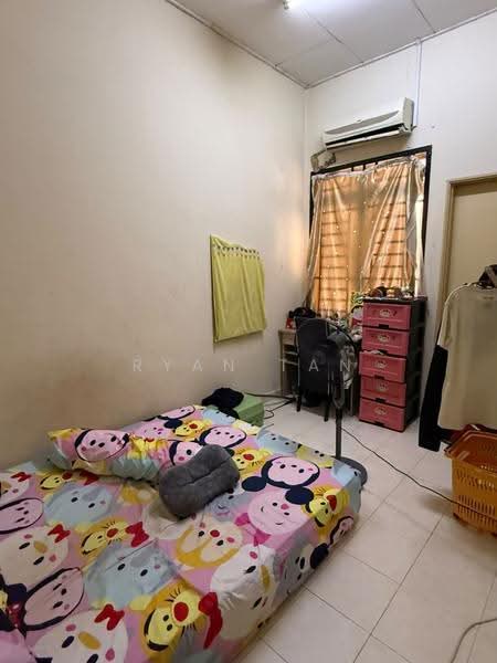 3-storey Terraced House for Sale in Taman D'Utama (Johor Bahru) - Ryan Tan - Bedroom - PropertyGuru.com.my