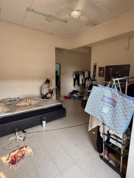 3-storey Terraced House for Sale in Taman D'Utama (Johor Bahru) - Ryan Tan - Living Room - PropertyGuru.com.my