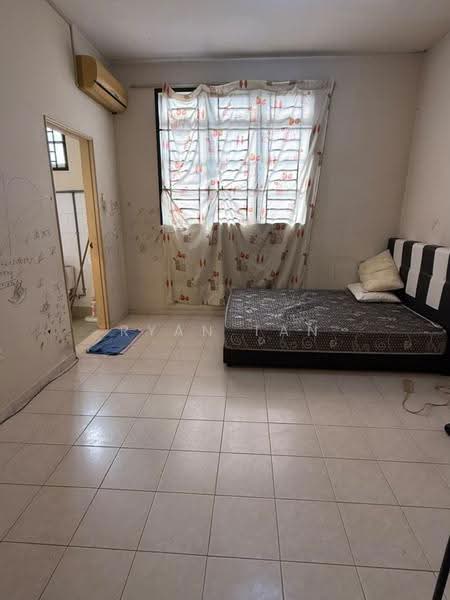 3-storey Terraced House for Sale in Taman D'Utama (Johor Bahru) - Ryan Tan - Bedroom - PropertyGuru.com.my