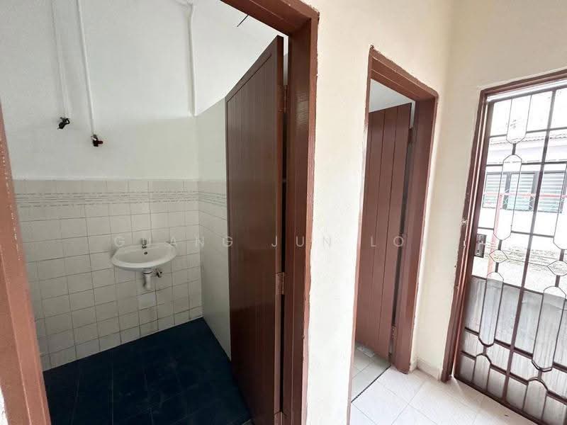 Rumah Teres 1-Tingkat untuk Dijual di Taman Ungku Tun Aminah (Skudai) - Guang Jun Loh - Bathroom - PropertyGuru.com.my