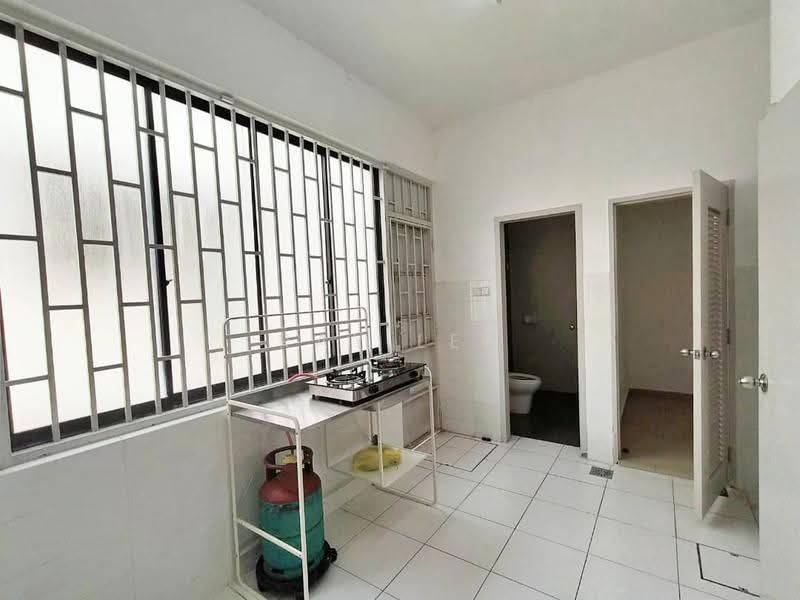 Rumah Teres 2-Tingkat untuk Disewa di Seksyen U13 (Setia Alam) - Ray Lee - Kitchen - PropertyGuru.com.my