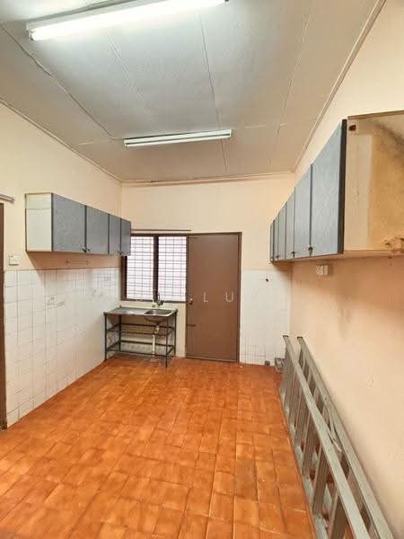 1-storey Terraced House for Sale in Taman Velox (Rawang) - SK Luk - Kitchen - PropertyGuru.com.my