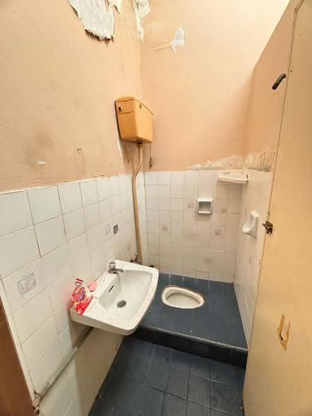 1-storey Terraced House for Sale in Taman Velox (Rawang) - SK Luk - Bathroom - PropertyGuru.com.my