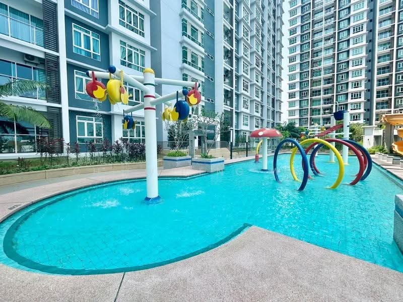Kediaman Servis untuk Dijual di Parkland Residence - Chiew Peng Wee - Pool - PropertyGuru.com.my
