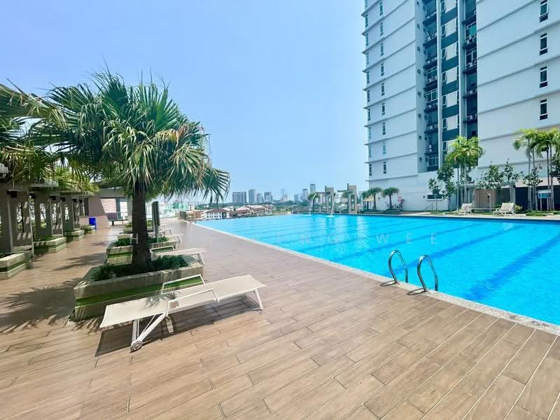 Kediaman Servis untuk Dijual di Parkland Residence - Chiew Peng Wee - Pool - PropertyGuru.com.my
