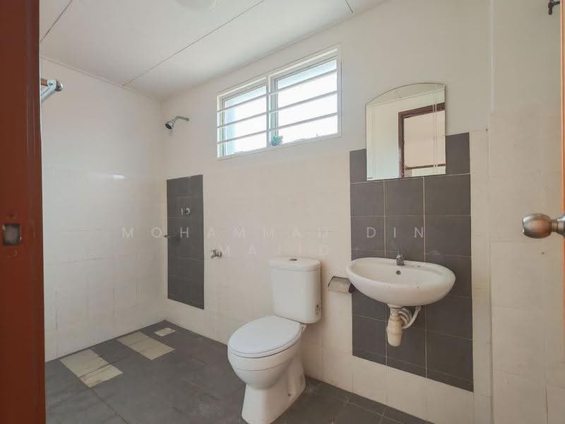 2-storey Terraced House for Sale in Sungai Buloh (Selangor) - Mohammad Din Majid - Bathroom - PropertyGuru.com.my