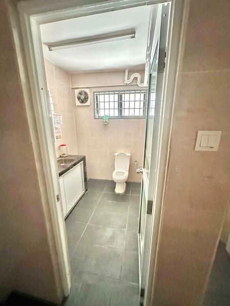 Shop / Office for Rent in Taman Johor Jaya (Johor Bahru) - Michelle He - Bathroom - PropertyGuru.com.my