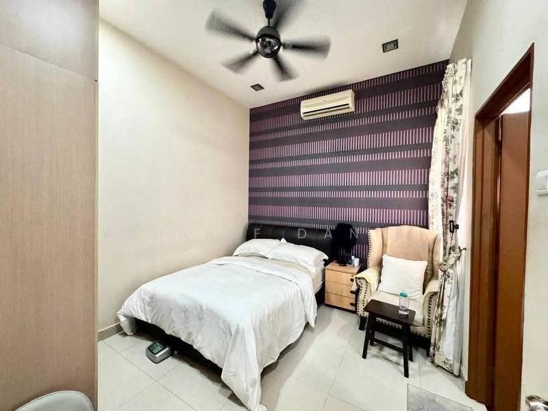 Rumah Banglo untuk Dijual di Bandar Putra Permai (Seri Kembangan) - Ashraff Daniel - Bedroom - PropertyGuru.com.my