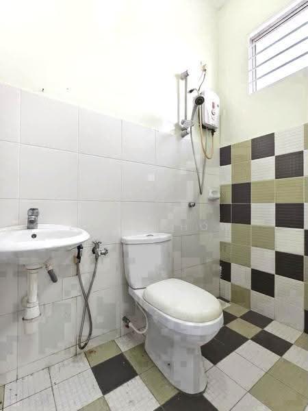 Rumah Teres 2-Tingkat untuk Dijual di Taman Setia Indah (Tebrau) - Zack Chow - Bathroom - PropertyGuru.com.my