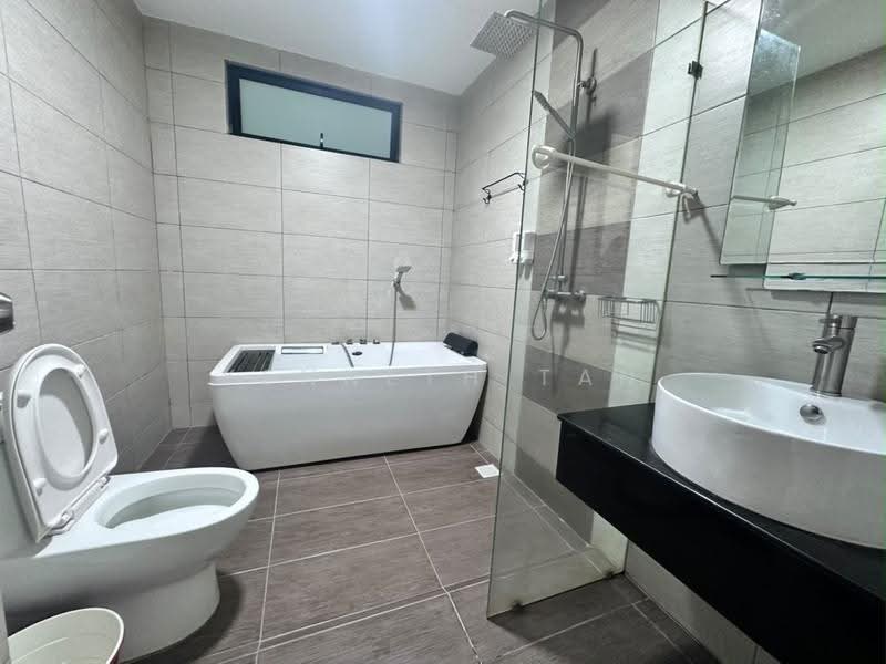 Kediaman Servis untuk Disewa di Molek Regency - Kenneth Tan - Bathroom - PropertyGuru.com.my