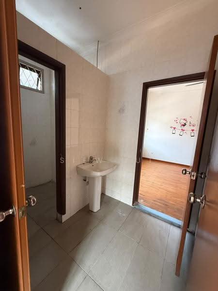 Semi-Detached House for Sale in Taman Sutera (Johor Bahru) - Siew Hui - Bathroom - PropertyGuru.com.my