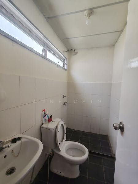 Apartment for Sale at University Condo Apartment 2 (UCA 2) - ANNE CHIN - Bathroom - PropertyGuru.com.my