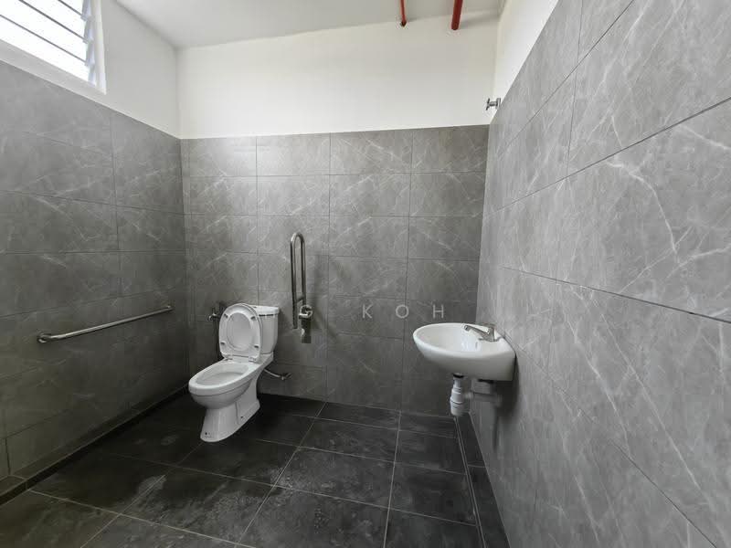 Kilang untuk Disewa di Ayer Keroh (Melaka) - HG KOH - Bathroom - PropertyGuru.com.my