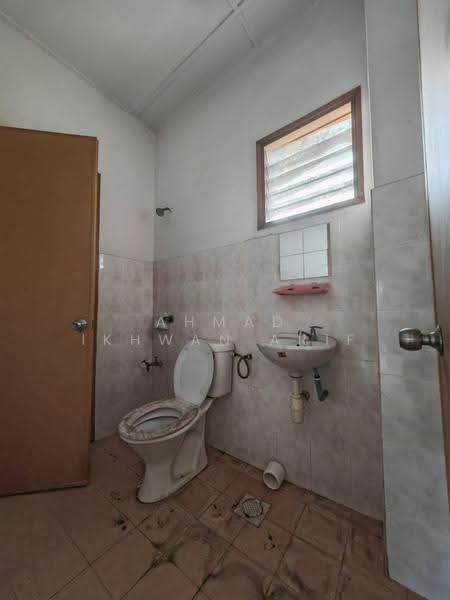 Rumah Teres 2.5-Tingkat untuk Dijual di Seri Kembangan (Selangor) - Ahmad Ikhwan Arif - Bathroom - PropertyGuru.com.my
