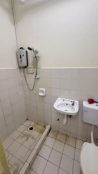 Apartment for Rent at Pangsapuri Lagoon Perdana - Daniel Ng - Bathroom - PropertyGuru.com.my