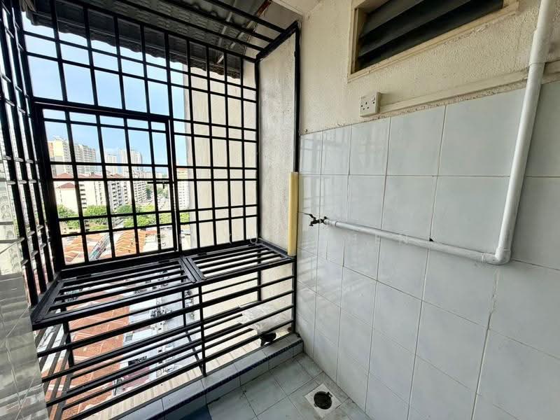 Pangsapuri untuk Dijual di Eastern Court - Lee Xue Chen - Balcony - PropertyGuru.com.my
