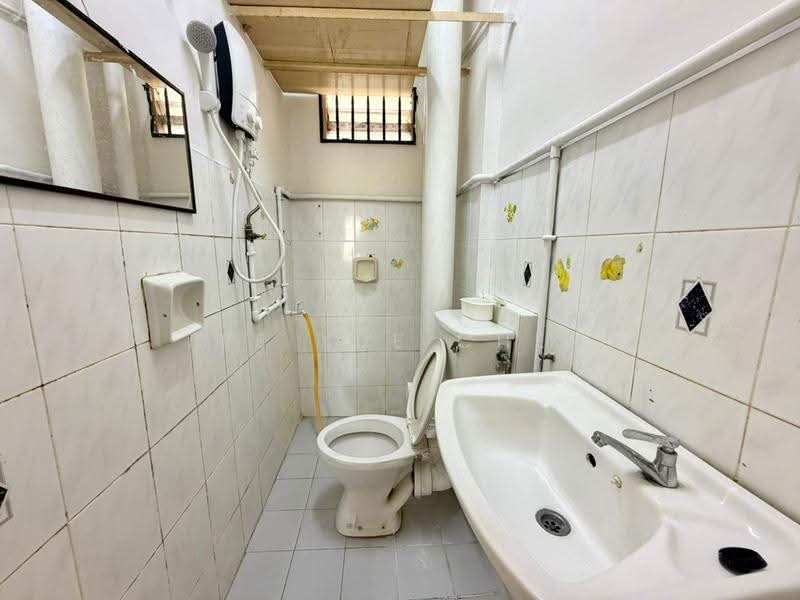 Pangsapuri untuk Dijual di Eastern Court - Lee Xue Chen - Bathroom - PropertyGuru.com.my