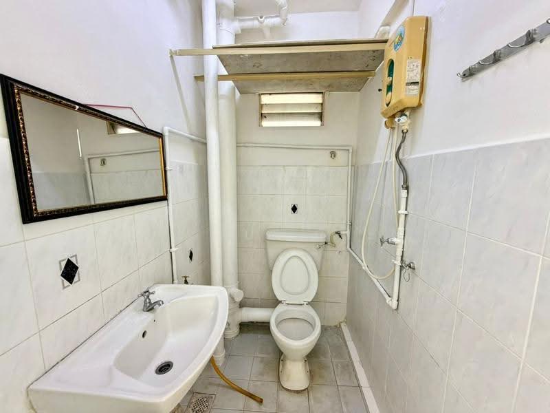 Pangsapuri untuk Dijual di Eastern Court - Lee Xue Chen - Bathroom - PropertyGuru.com.my