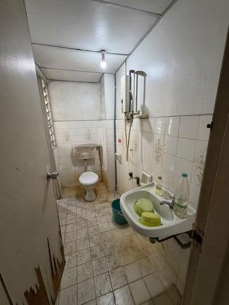 Kondominium untuk Dijual di Petaling Indah Condominiums - Eehan Khor - Bathroom - PropertyGuru.com.my