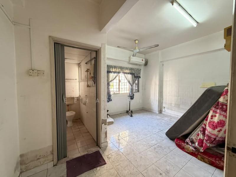 Kondominium untuk Dijual di Petaling Indah Condominiums - Eehan Khor - Bathroom - PropertyGuru.com.my