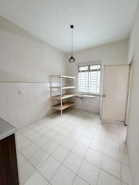 2-storey Terraced House for Sale in Taman Mount Austin (Tebrau) - Alan Tia - Kitchen - PropertyGuru.com.my