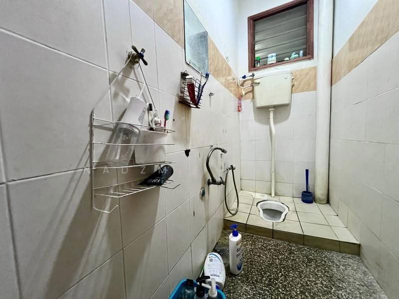 2-storey Terraced House for Sale in Lestari Putra (Seri Kembangan) - Nadzmie Nasir - Bathroom - PropertyGuru.com.my