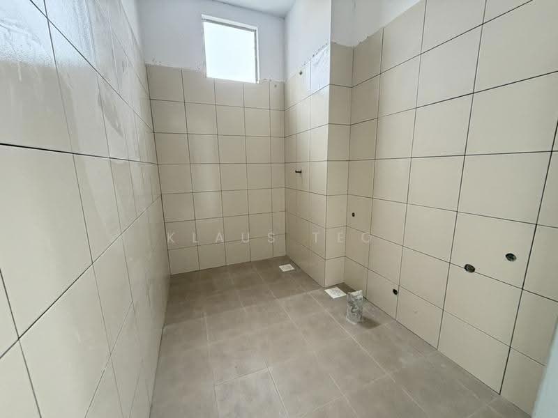 Semi-Detached House for Sale in Kampung Jalan Kebun (Shah Alam) - Klaus Teo - Bathroom - PropertyGuru.com.my