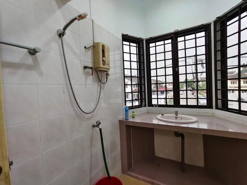 Rumah Teres 2-Tingkat untuk Disewa di Taman Putri Kulai (Kulai) - Ken Liew - Bathroom - PropertyGuru.com.my