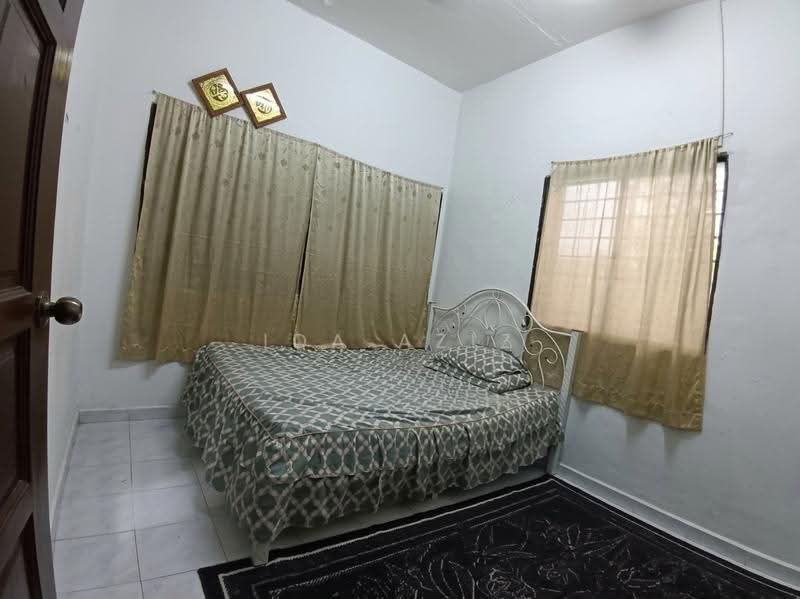 2-storey Terraced House for Sale in Taman Kolam Air (Johor Bahru) - Ida Aziz - Bedroom - PropertyGuru.com.my