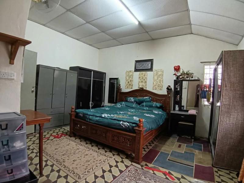 2-storey Terraced House for Sale in Taman Kolam Air (Johor Bahru) - Ida Aziz - Bedroom - PropertyGuru.com.my