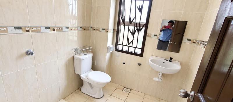 Rumah Berkembar untuk Disewa di Taman Sinaran (Balakong) - Zhi Hong Loh - Bathroom - PropertyGuru.com.my