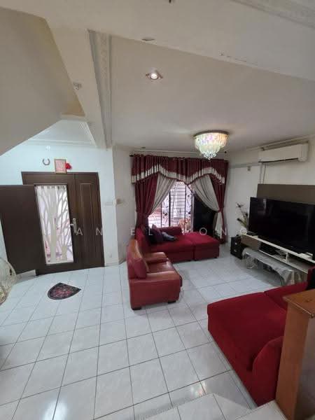 2-storey Terraced House for Sale in Taman Bukit Mewah (Tampoi) - Daniel Yong - Living Room - PropertyGuru.com.my