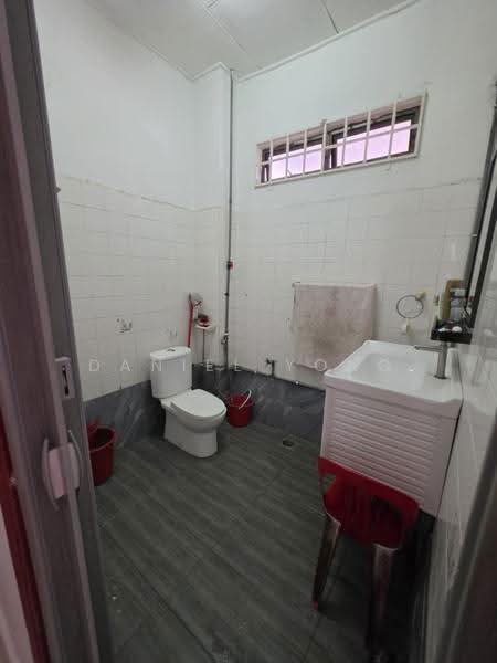 2-storey Terraced House for Sale in Taman Bukit Mewah (Tampoi) - Daniel Yong - Bathroom - PropertyGuru.com.my