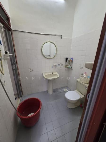 2-storey Terraced House for Sale in Taman Bukit Mewah (Tampoi) - Daniel Yong - Bathroom - PropertyGuru.com.my