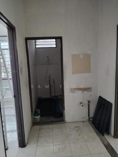 Flat for Sale at Wisma Lam Hong - Sam Yeoh - Bathroom - PropertyGuru.com.my