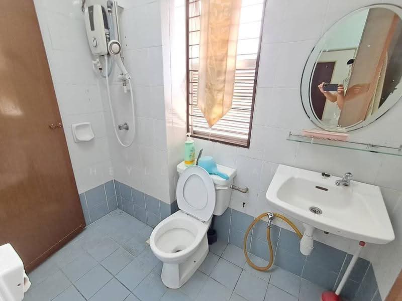 Rumah Teres untuk Disewa di Bandar Botanic (Klang) - Heylen Kwang - Bathroom - PropertyGuru.com.my