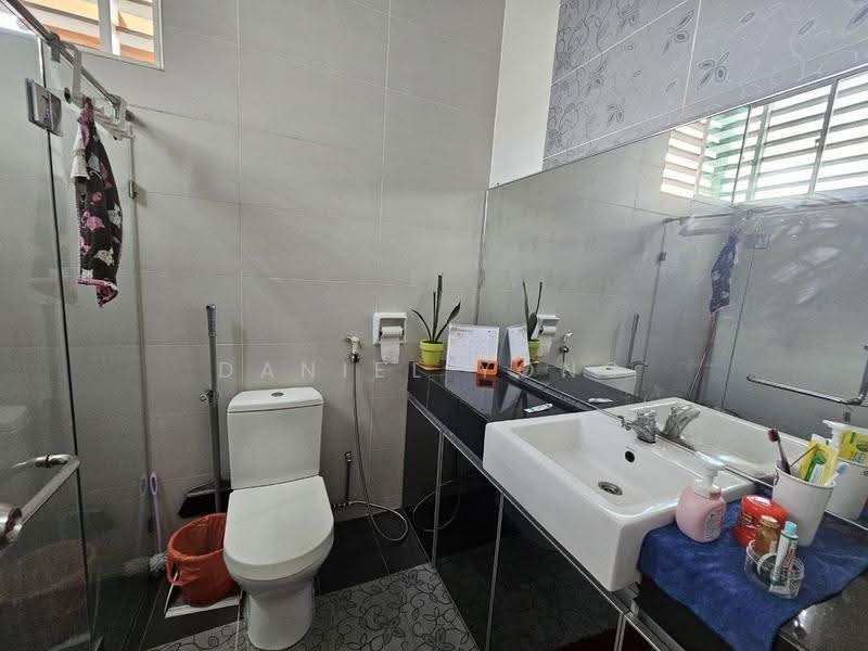 Rumah Kluster untuk Dijual di Taman Gaya (Ulu Tiram) - Daniel Yong - Bathroom - PropertyGuru.com.my