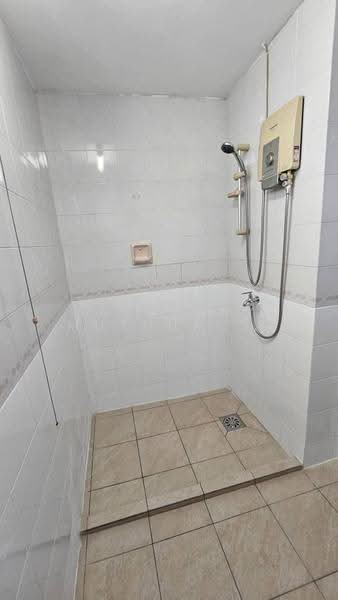 Kondominium untuk Disewa di Pantai Panorama Condominiums - Gayathry Muthukrishnan - Bathroom - PropertyGuru.com.my