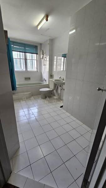 Kondominium untuk Disewa di Pantai Panorama Condominiums - Gayathry Muthukrishnan - Bathroom - PropertyGuru.com.my