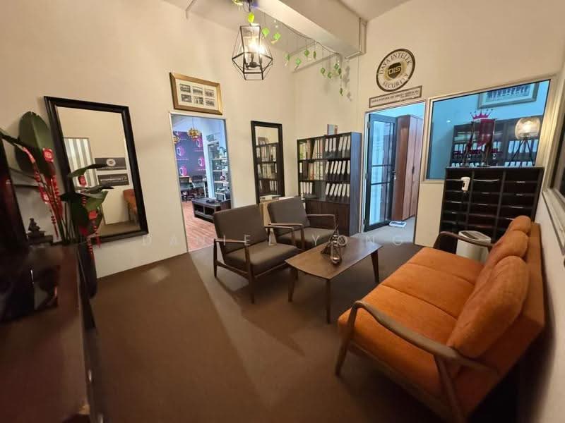 Shop for Sale in Bandar Putra Permai (Seri Kembangan) - Daniel Yong - Living Room - PropertyGuru.com.my