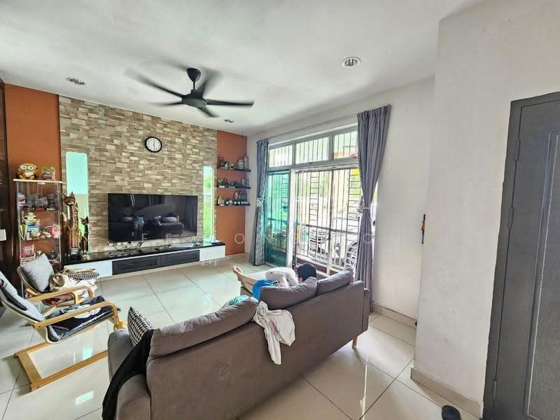 Cluster House for Sale in Taman Gaya (Ulu Tiram) - Ee Fong Toh - Living Room - PropertyGuru.com.my