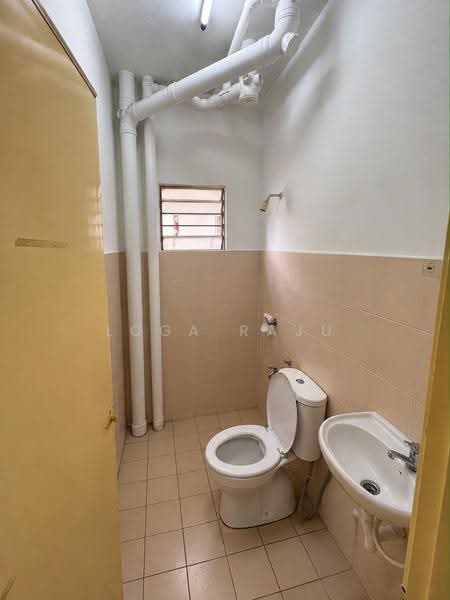 Pangsapuri untuk Disewa di Pangsapuri Kasuarina - Loga Raju - Bathroom - PropertyGuru.com.my